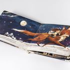 Texte: „Von da an suchten Zobel und Ella nachts gemeinsam nach schimmernden Lichtern.“ Illustration: Ein Mädchen reitet auf einem Fuchs unter einem Nachthimmel mit Mond und Sternen.