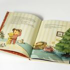 Text über Kinder im Wohnzimmer, die auf Weihnachten warten. Illustration: Kind mit Teddybär, Weihnachtsbaum, Geschenke.