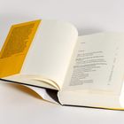 Ein Buch mit gelbem Einband; Kapitel über Deutschlands Wirtschaftsgeschichte nach 1945 im Inhaltsverzeichnis.