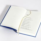 "Inhalt: Ein Sommer voller Bücher, Mai: Ich lese was, Juni: Ich bin dann mal weg, Juli: Vom Ende der Einsamkeit" in einem blauen Buch.