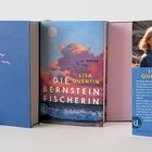 Texte: "Die Bernsteinfischerin", "Lisa Quentin". Cover in Blau und Rosa mit Wolken und Vögeln. Autorin-Porträt rechts.