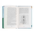 Ein aufgeschlagenes Buch. Linke Seite: Text über Schwimmtechniken. Rechte Seite: Illustration eines schwimmenden Mannes.
