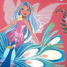 Illustration einer Fee mit blauen Haaren, Flügeln, Blumenkranz, pinkem Kleid und ein Pfau mit farbenprächtigen Federn.