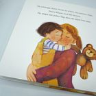 Text: "Du schlingst deine Arme so schön um meinen Hals. Deine Küsse sind die besten. Du zeigst mir jeden Tag, dass du mich lieb hast."

Illustration: Kind umarmt Frau, beide lächeln; ein Teddy ist dabei.