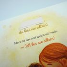 Text: "du bist nie allein! Merk dir das und sprich mir nach: Ich bin nie allein!" Illustration von zwei sich umarmenden Menschen.