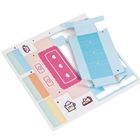 Es gibt Zahlen von 1 bis 10 auf bunten Papiersegmenten, einige mit Herzen und Tassenmotiven, in roten und blauen Feldern.