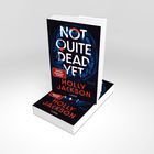 "NOT QUITE DEAD YET," "SPIEGEL Bestseller Autorin," "Holly Jackson," "Thriller," "Lübbe." Zwei Bücher übereinander.