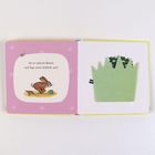 Text: "Ist er unterm Baum und legt seine Schleife um?" Links ein Hase mit einem Ei, rechts grüne Papierform wie Gras.