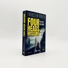 „FOUR HEADS MISSING“, „DIE TOTEN DER THEMSE“, „THRILLER“; Frau in einem fließenden Kleid auf nebligem Gehweg.
