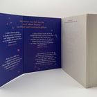 Buchrückseite mit Bewertungen und Zitaten zu "Für immer ein Teil von dir" von Colleen Hoover. Enthält Vögel-Illustrationen.