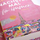 „Nächstes Mal für immer“ ist der Titel. Bunt illustrierte Stadtszene mit Turm und zwei Personen an einem Tisch.