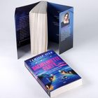 "Bachelorette Party" von Camilla Sten. Thriller-Buch in pink-blauem Cover, zusammen mit einem Bild- und Textklappentext.