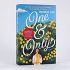 Buchtitel: "One & Only". Zitat: "Diese Liebesgeschichte ist clever, witzig und unglaublich berührend." Illustration mit Blumen.