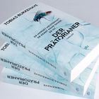„Er mordet meisterhaft. Er kennt keine Gnade. Der Prätorianer.“ Drei Bücher mit Fliegenbild auf weißem Hintergrund.