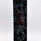 Ein senkrechter Standrahmen mit blauen Zweigen und einer roten Schlange, die sich auf schwarzem Hintergrund windet.