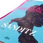 „SANDITZ“ und „LUKAS RIETZSCH“ in großen Buchstaben. Ein detailreicher schwarzer Vogel auf blauem Hintergrund.