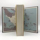 Die Texte im Bild sind: "GRÖNLAND", "NORWEGEN", "PAZIFISCHER OZEAN". Zwei offene Buchdeckel zeigen eine Weltkarte.