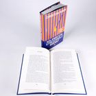 Ein geprägtes Logo auf einem blauen Hintergrund zeigt eine stilisierte Flamme mit zwei parallelen Linien.