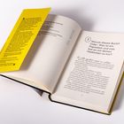 Gelber Zettel: Zitate über Denken. Offenes Buch: Kapitel 1, Titel "Warum dieses Buch?" Text über Gedanken und Schlaf.