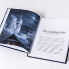 „Die Rauhnächte. Eine magische Zeit.“ Zeigt verschneite Landschaft mit Kirche, Haus und nächtlichem Himmel.