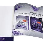 BLINDTEXT HIER STEHT EINE HEAD ZUR REIHE. Drei Buchcover von "The Darkest Academy" in lila und schwarz mit floralen Verzierungen.