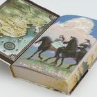 Links: "SHENZHOU", "JIANGNAN". Rechts: Illustration von zwei Reitern auf schwarzen Pferden mit blauem Himmel und Wolken.