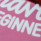 Der Text "BEGINNER" ist in großen weißen Buchstaben auf rosa Hintergrund zu sehen.