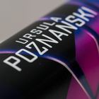 Text: „URSULA POZNANSKI“. Farbige, dynamische Gestaltung in Schwarz und Lila.