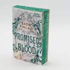 "Promised in Blood" von Sadie Kincaid; "Broken Bloodlines 2". Grünes, verziertes Cover mit weißen und schwarzen Elementen.