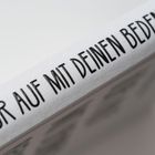 "Hör auf mit deinen Bedenken" steht in schwarzen, fetten Buchstaben auf weißem Hintergrund.