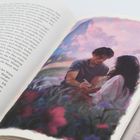 Text: „...erkannte ich Noahs grün.“ Daneben eine Illustration mit zwei Personen, umgeben von Blumen in Pink- und Lilatönen.