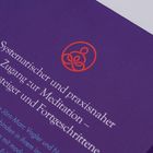 „Systematischer und praxisnaher Zugang zur Meditation – für Einsteiger und Fortgeschrittene“; rotes, abstraktes Logo.