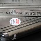 "DER NACHTZUG SEBASTIAN FITZEK" steht auf einer Metallbox mit der Aufschrift "LIMITED EDITION".