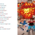 Text: Justus kommt von der Schule nach Hause... Justus sagt: „In welcher Schule?“ 

Illustration: Drei Kinder reagieren auf eine Explosion mit "BUMM" in einem Raum voller herumfliegender Gegenstände.