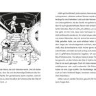 Text beschreibt eine geheime Schatzsuche; Illustration zeigt drei Jungen in einem Gewölbe mit Laterne und Karte auf einem Tisch.