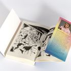 Ein aufgeschlagenes Buch mit einer schwarz-weißen Illustration. Daneben ein bunter Zettel mit dem Text über Meik Gudermann.