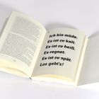 „Ich bin müde. Es ist zu kalt. Es ist zu heiß. Es regnet. Es ist zu spät. Los geht’s!“ – in einem geöffneten Buch.