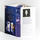 Text beschreibt ein magisches Internat und wirbt für Bücher. Ein Autorenfoto und eine kurze Biografie von Jaymin Eve sind zu sehen.