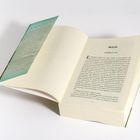 Buch aufgeschlagen, links Text auf grünem Einband, rechts "PROLOG", darunter "GIESENBACH 1947" mit einer Geschichte.