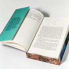 Ein aufgeschlagenes Buch mit einem türkisen Einleger. Der Text beschreibt eine Szene von Boyden und Clara.