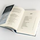 Eine offene Buchseite zeigt das Inhaltsverzeichnis mit Kapiteln wie "In der Todeszone" und "Eine zweite Chance".