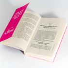 Links im Buchdeckel: „Was wolln ihr Frauen denn noch alles?“ Einfache Antwort: Alles! Geöffnetes Buch mit Textkapitel.