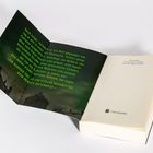 Linke Seite: Grüner Text über ein Mädchen, eine sonnendurchflutete Straße und eine Stimme. Rechte Seite: Titel und Verlag.