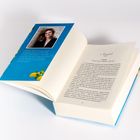Ein aufgeschlagenes Buch zeigt links ein Autorenfoto mit Text über "Karen Swan", rechts sieht man den Beginn des 1. Kapitels.