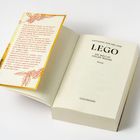 "Katharina von der Lane: LEGO - Die Welt ist voller Träume. Aufgeschlagenes Buch, links ein gelb-oranger Text im Umschlag."