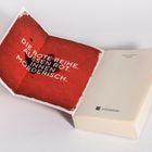Links steht auf rotem Hintergrund: "DIE ROTE REIHE. AUSSEN ROT. INNEN MÖRDERISCH." Rechts: "MICHAEL ROBOTHAM Adrenalin".