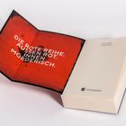 „DIE ROTE REIHE. AUSSEN ROT. INNEN MÖRDERISCH.“ steht in einem roten Inneneinband. Rechts ist ein aufgeklapptes Buch.
