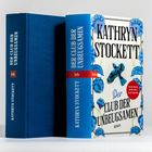 Zwei Bücher: "Der Club der Unbeugsamen" von Kathryn Stockett, blaues Design mit blauen Blumen und einem Vogel.