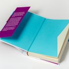Ein Buch mit hellblauen Innenseiten und einem lilafarbenen Umschlag mit weißem Text. Es liegt aufgeklappt da.