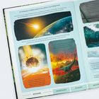 Eine Beschreibung zeigt den Einschlag eines großen Meteoriten, seine Auswirkungen auf die Erde und Dinosaurier in der Landschaft.